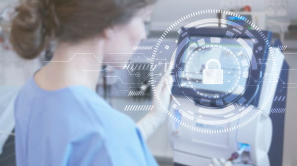 Sygeplejerske med ABL90 blodgasapparat – Fremhævelse af datasikkerhed