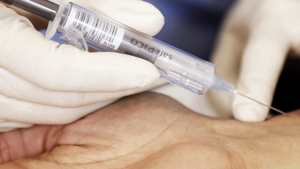 Blodprøve taget med <em>safe</em>PICO selvfyldende sprøjte fra Radiometer